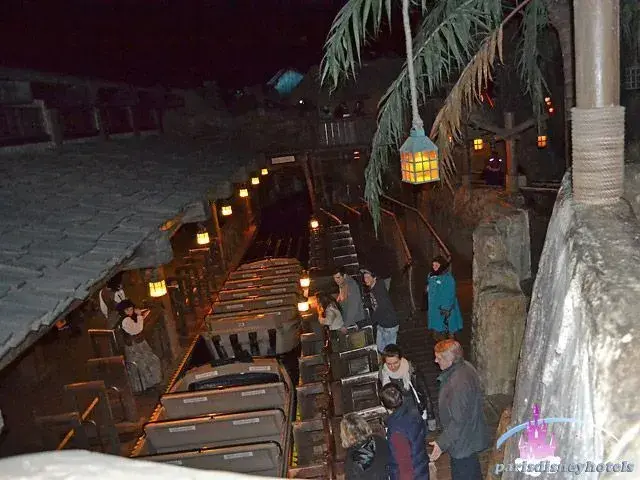 Interior de Piratas del Caribe, personas embarcando en las embarcaciones para recorrer la atracción - Emoción y aventura garantizadas